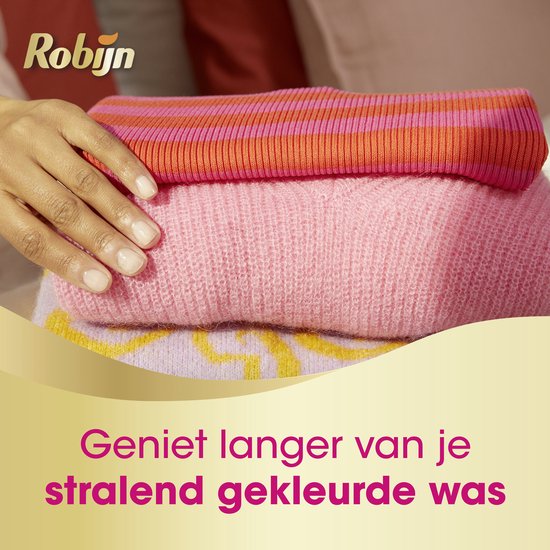 Een stapel gekleurd wasgoed met de tekst 'Geniet langer van je stralend gekleurde was'.