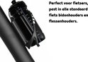 Zwarte sportfles van 600 ml met maatstreepjes, in een fietsbidonhouder aan een fietsframe.