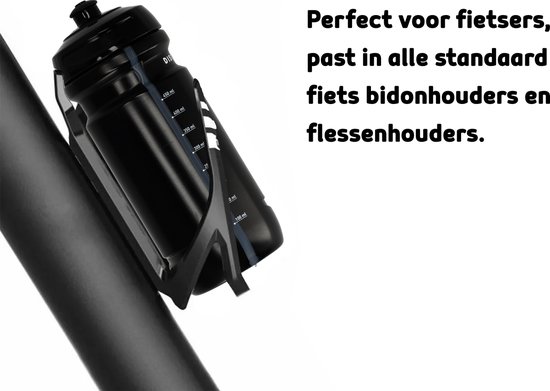 Zwarte sportfles van 600 ml met maatstreepjes, in een fietsbidonhouder aan een fietsframe.