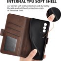 Bruine wallet case open met losse zwarte TPU hoes. Interne details van TPU hoes en pasjesvakjes getoond.