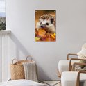 Een egel in herfstbladeren hangt aan een witte muur op een balkon.