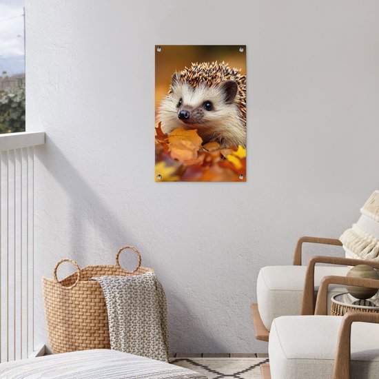 Een egel in herfstbladeren hangt aan een witte muur op een balkon.