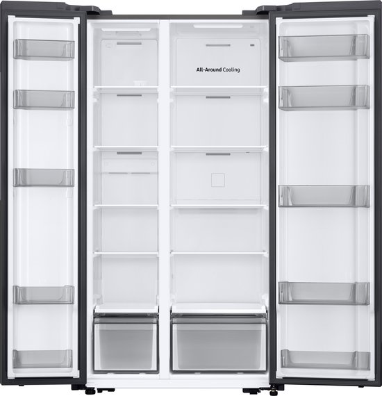 Open zilverkleurige Samsung Amerikaanse koelkast met lege schappen en laden. 'All-Around Cooling' tekst op de achterwand.