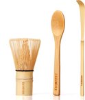 Een matcha wisk, lepel en shachaku van bamboe, op een witte achtergrond.
