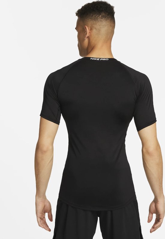 Zicht op de achterkant van een zwarte Nike Pro Dri-FIT shirt met witte "NIKE PRO" opdruk in de nek.
