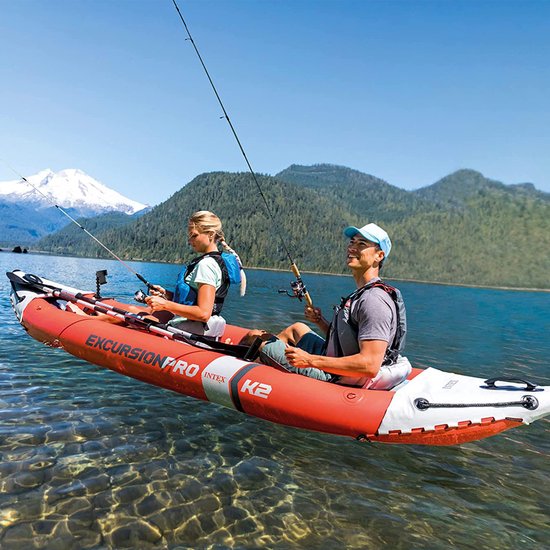 Man en vrouw met vishengels in rode en witte Intex Excursion Pro kajak op meer.