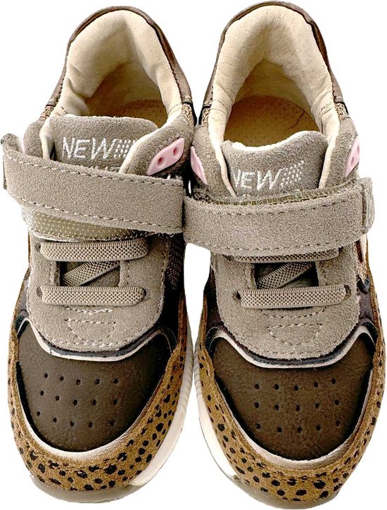 Vooraanzicht van bruine sneakers met panterprint, beige mesh en suède. "NEW RUNNING" op de tong.