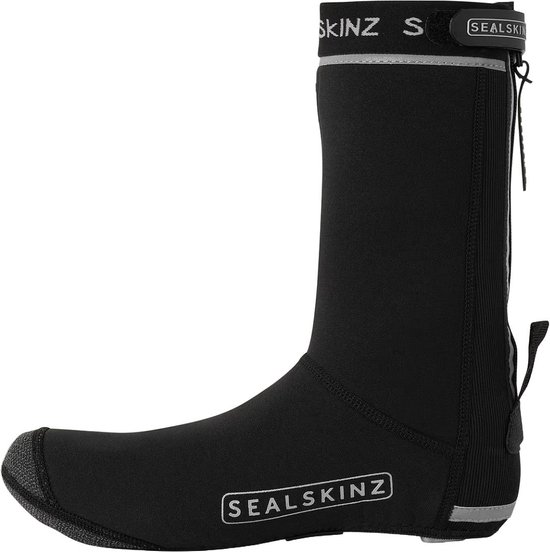 Zwarte Sealskinz fietsoverschoen met open zool en reflecterende details.
