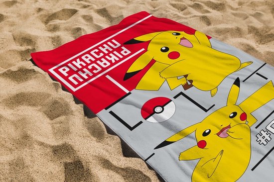 Een rode en grijze strandlaken met twee vrolijke Pikachu's op het zand. Bovenaan staat "PIKACHU" in witte letters. Onder de onderste Pikachu staat "#025".