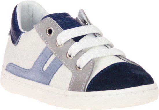 Sneaker blanc cassé avec des accents bleus et gris, des lacets et un bout bleu foncé.