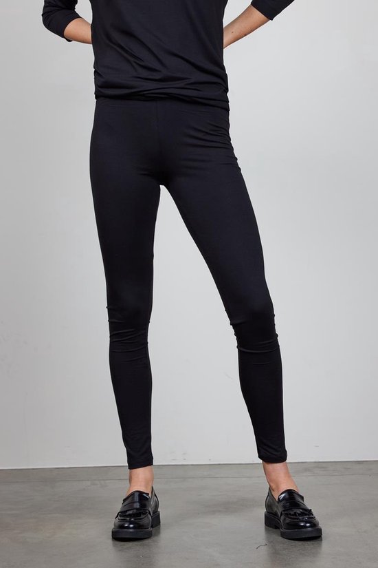 Zwarte Didi legging gedragen door een vrouw.