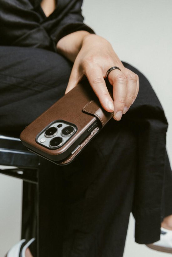 Coque Nomad adaptée à Apple iPhone 16 Pro Max | Folio en cuir moderne | Compatible avec MagSafe et le chargement sans fil | Book Case avec porte-cartes | Cuir véritable | Marron