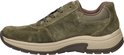 Groene suède Rieker sneaker, zijkant weergave.