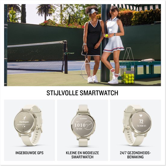 Twee vrouwen op een tennisbaan, beide met een Garmin smartwatch. De horloges zijn zilverkleurig met een crèmekleurig bandje.