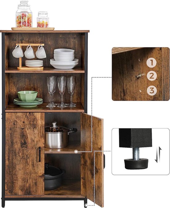 Houten kast met donkere poten, twee deuren beneden, drie planken boven. Bevat keukengerei. Bevat montage-instructies.