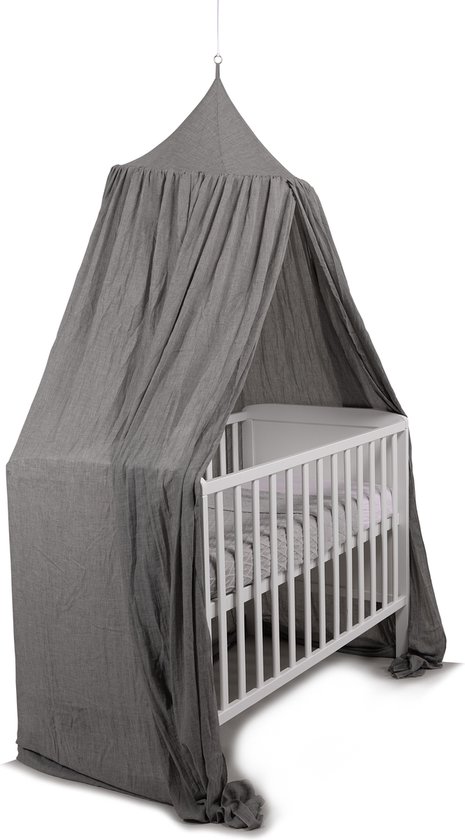 Grijze babymobiel hangt boven een wit ledikant met roze en grijze beddengoed.