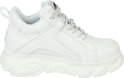 Witte Buffalo sneaker, van de zijkant gezien, met dikke zool en veters.