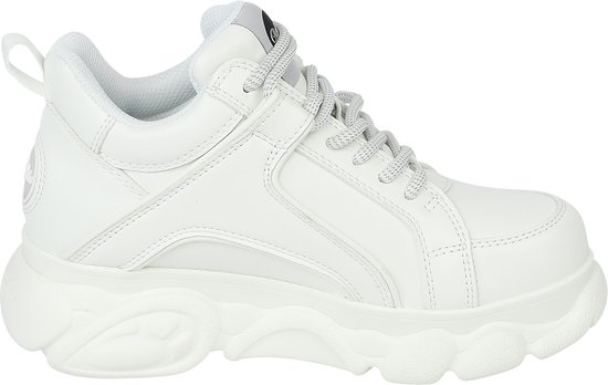 Witte Buffalo sneaker, van de zijkant gezien, met dikke zool en veters.