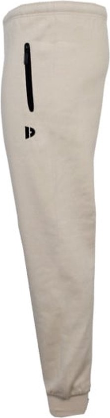 Zijaanzicht van een zandkleurige joggingbroek met ritssluiting op de linkerheup.