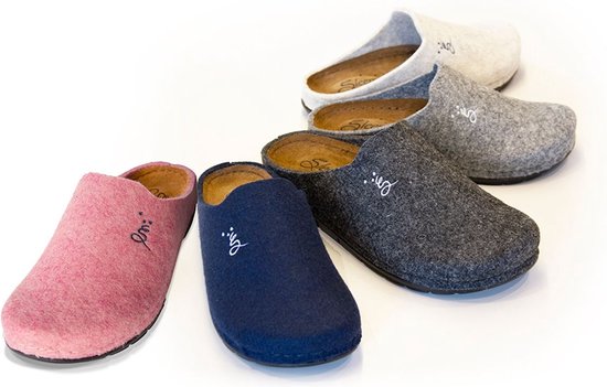 Groep van vijf vilten sloffen in de kleuren roze, donkerblauw, grijs, donkergrijs en lichtgrijs.