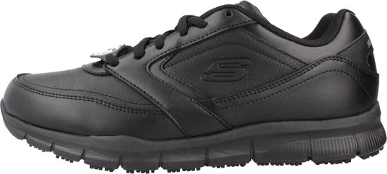 Zwarte Skechers veterschoen, van de zijkant gezien, met S-logo en slipbestendige zool.