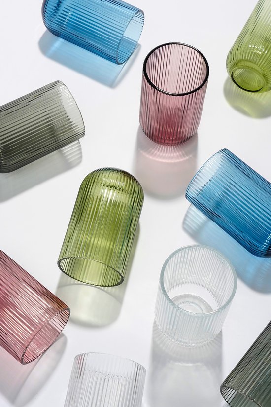 Set van gekleurde glazen met ribbels: blauw, roze, groen en grijs.