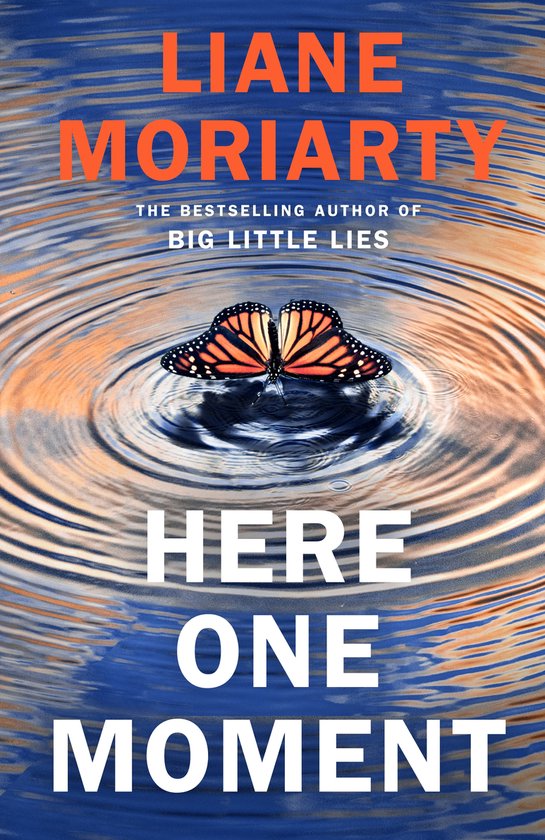 Boekcover met waterrimpels, een vlinder en de tekst LIANE MORIARTY HERE ONE MOMENT.