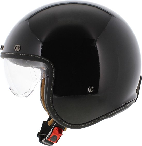 Zwarte glanzende helm met een transparant vizier, bruine voering en stiksels. Een rode gesp is zichtbaar.