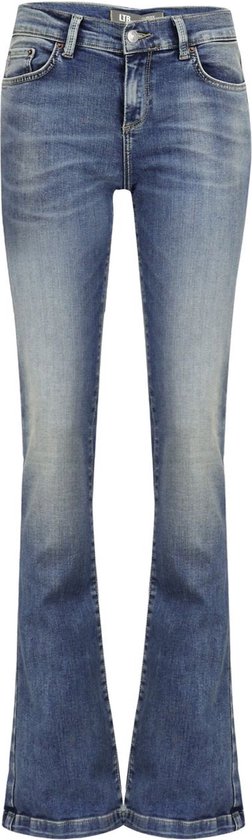 Voorkant van een spijkerbroek met flared pijpen in een donkerblauwe wassing. De broek heeft zakken en riemlussen.