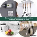 Een telefoon laadt op, keukengerei hangt, huishoudfolie is opgehangen, en diverse items zoals een koptelefoon en schaar zijn aan haken bevestigd.