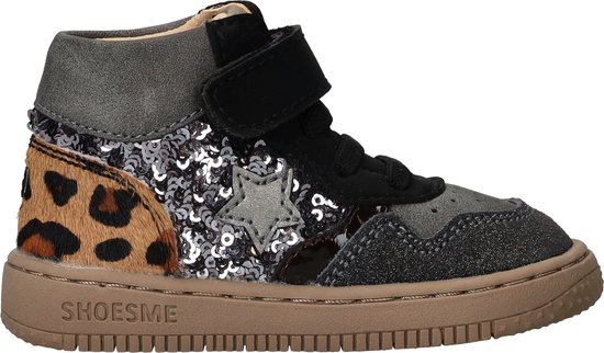 Zijkant van hoge grijze en zwarte sneaker met luipaardprint, pailletten en ster, merk: SHOESME.