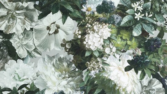 Gros plan détaillé d'un imprimé floral avec de grandes fleurs et feuilles blanches et vertes.