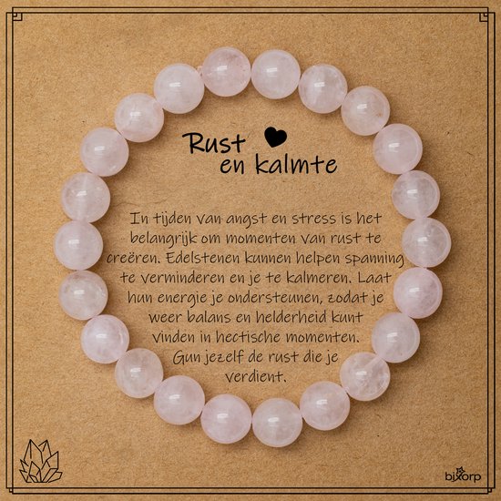 Roze kwarts kralenarmband, gerangschikt in een cirkel op een bruine kaart met de tekst 'Rust en kalmte'.