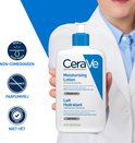 CeraVe Moisturising Lotion, 16 FL OZ/473 ml, witte fles met blauwe pompdispenser, vastgehouden door een hand, met Nederlandse tekst.