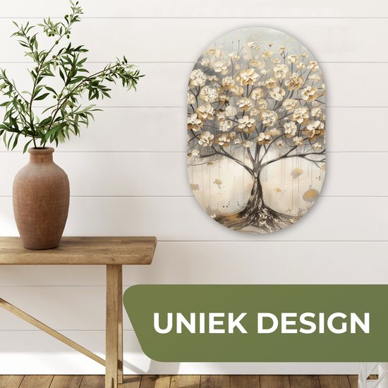 Ovaal kunstwerk met een beige, gouden en grijze boom, opgehangen boven een houten tafel met vaas.