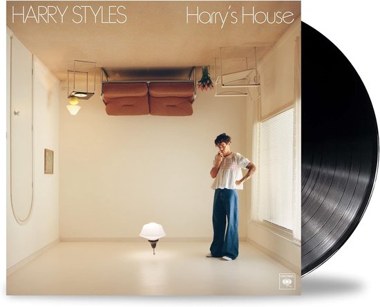 Albumhoes Harry's House van Harry Styles, met hem staand in een omgekeerde kamer.