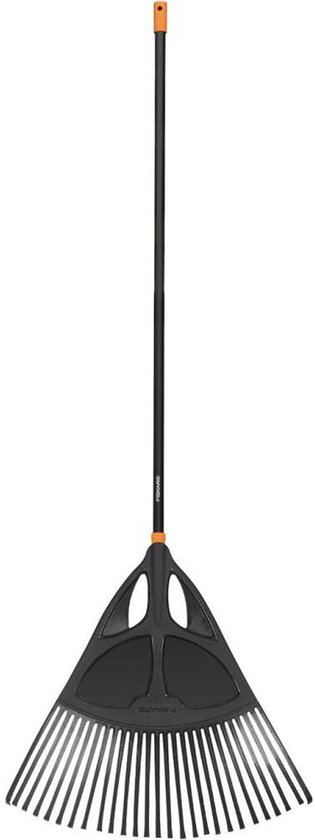 Zwarte hark met oranje bovenkant van de steel.
