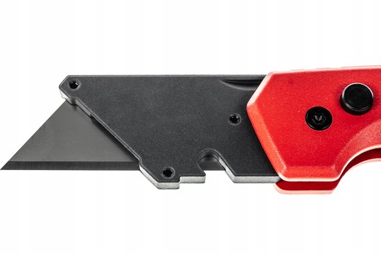 Close-up van het zwarte metalen blad van een Milwaukee rood kantelmes.