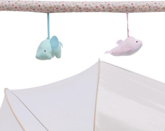 Close-up van de speelgoedmobiel aan de babywieg met een roze dolfijn en een blauwe olifant.