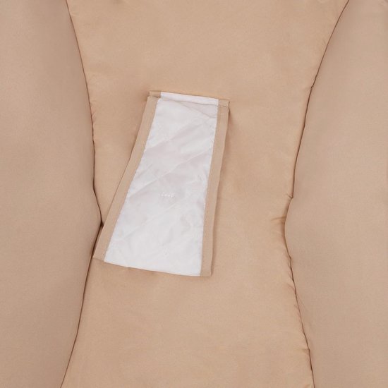Detail van de gewatteerde voering en een band in het midden van het babybed.