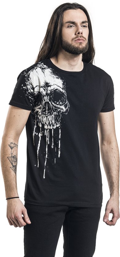 Man met lang haar draagt een zwart T-shirt met een witte, druipende doodshoofdprint op de linkerborst.