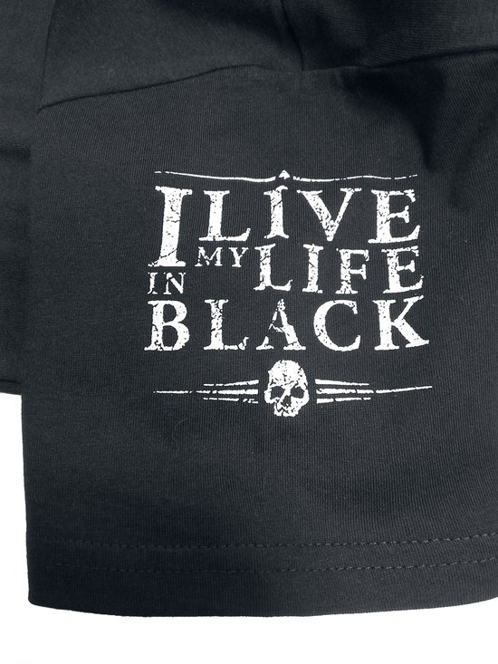 Detail van de onderkant van een zwart T-shirt met de tekst "LIVE IN MY LIFE BLACK" en een doodshoofd.