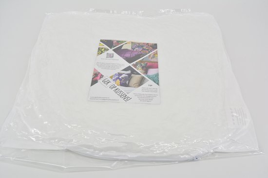 Witte binnenkussens in plastic verpakking met een kaartje met 'Gek op kussens!' en afbeeldingen van sierkussens.