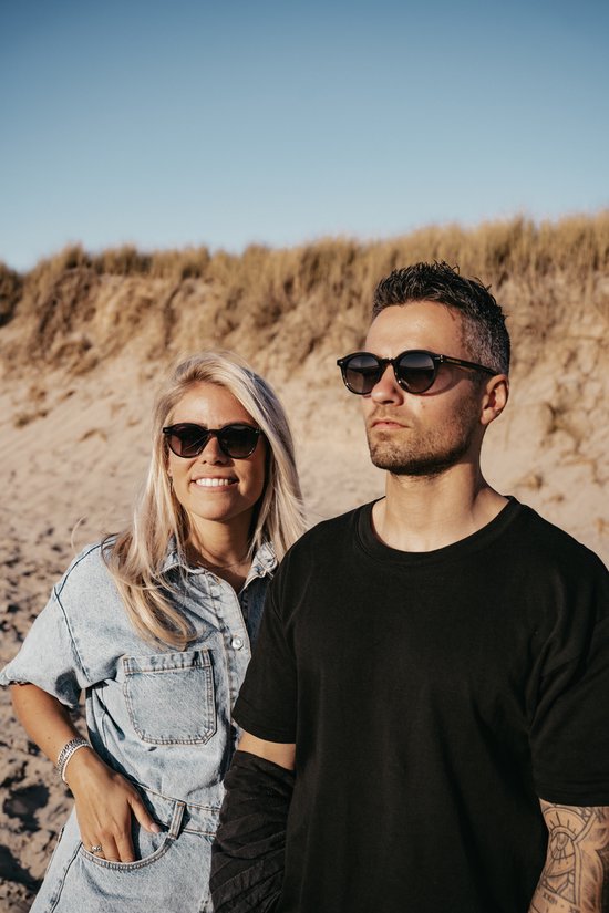 The Brand Remarkable - Zonnebril Unisex - Zonnebril Dames - Zonnebril Heren - Ronde Zonnebril - Grijs / Zwart - UV400 - Luxe, Duurzame & Trendy Zonnebril - Designer Zonnebril - Mode Zonnebril 2025 - Inclusief Beschermhoes - Polariserend Look van The Brand Remarkable — afbeelding 5