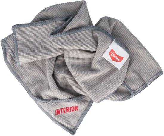 Chiffon microfibre gris plié avec coin froissé et texte rouge 'INTERIOR'.