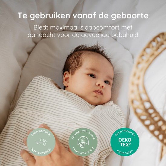 Baby in groen gestreept Puckababy slaapzakje, met OEKO TEX gecertificeerd logo. Zachte begrenzing en ritsbescherming.
