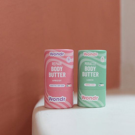 Deux bâtons de beurre corporel Wondr : abricot rose et mélèze vert menthe.