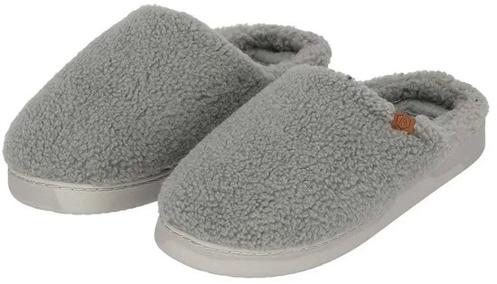 Grijze teddy wollen herenpantoffels met witte zool en logo.