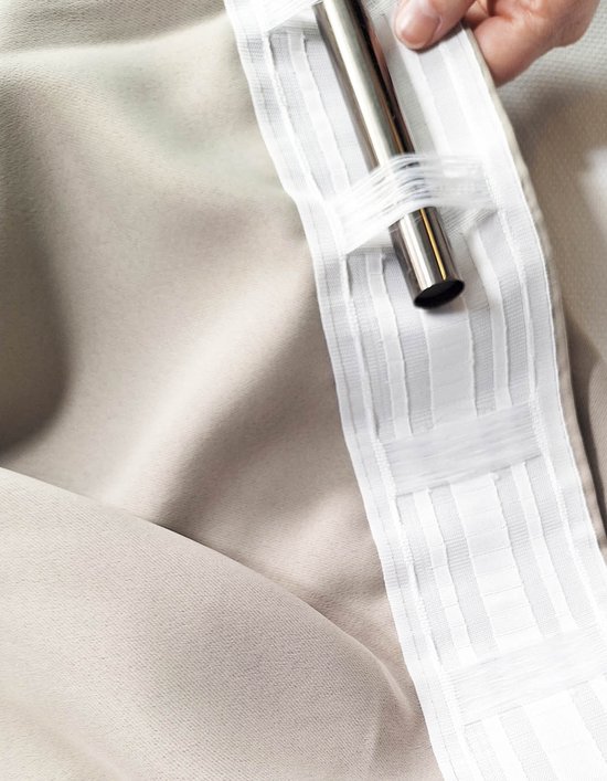 Beige gordijn met plooiband en metalen staafje.