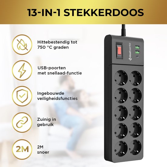 Zwarte 13-voudige stekkerdoos met rode schakelaar en 2 groene USB-poorten. "13-IN-1 STEKKERDOOS" met "2M snoer".